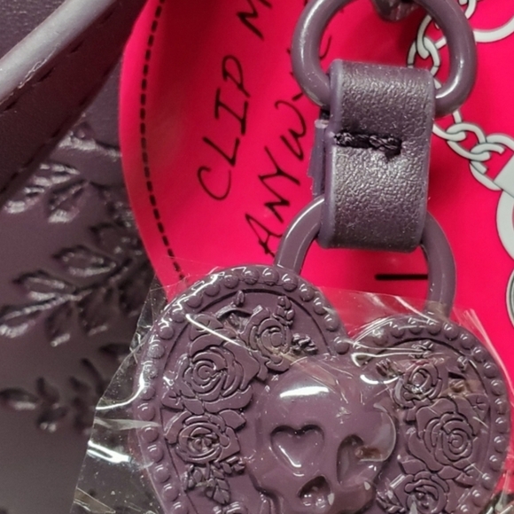 ❎️‼️1 Left ‼️❎️BETSEY JOHNSON embossed xoxomattie  plum skull ROSES XL  TOTE 💟 - Picture 6 of 9